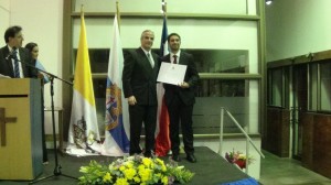 Sebastián Calderón recibe un reconocimiento a la Mejor Tesis de Magíster en Ciencias de la Ingeniería de la promoción 2016.