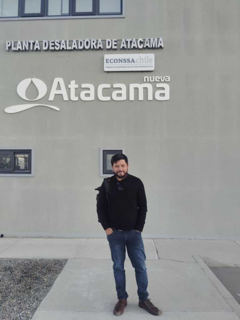 Investigadores UC visitan planta desaladora en Atacama para analizar impactos en el borde costero
