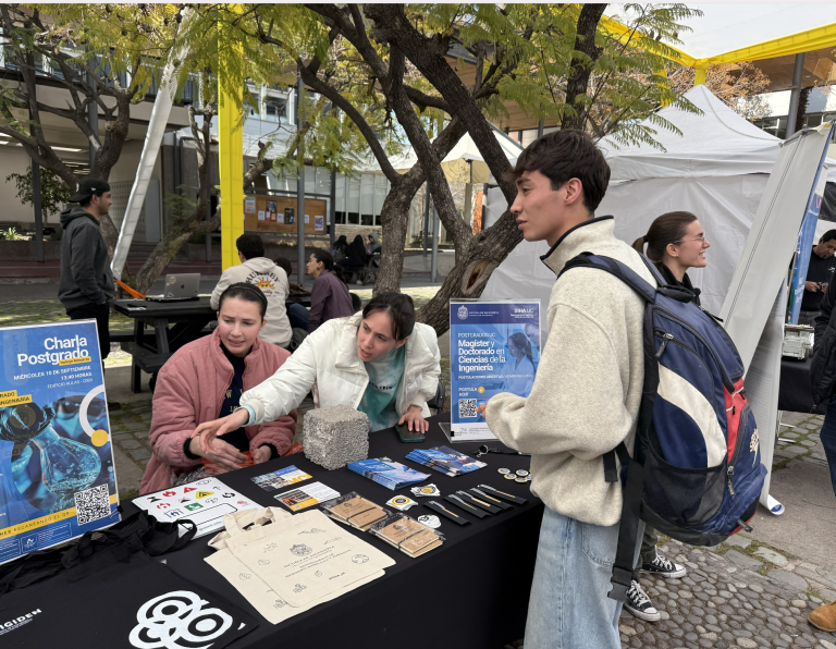 Departamento de Ingeniería Hidráulica y Ambiental participó en Feria de Postgrado UC con innovadora demostración sobre riesgos de tsunami en Valparaíso