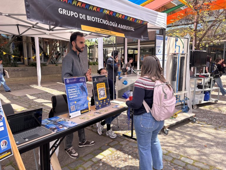 Profesores del Grupo de Biotecnología Ambiental participaron en la Feria de Investigación e Innovación UC 2025