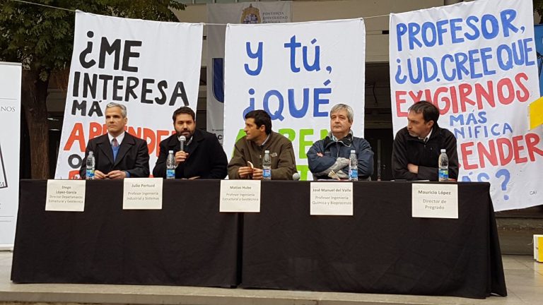 Profesor Julio Pertuzé participa en debate de Docencia v/s Academia