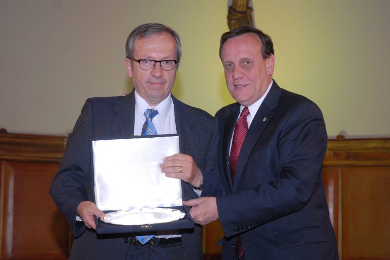 Rector UC realiza reconocimiento a trayectoria del profesor Pedro Gazmuri