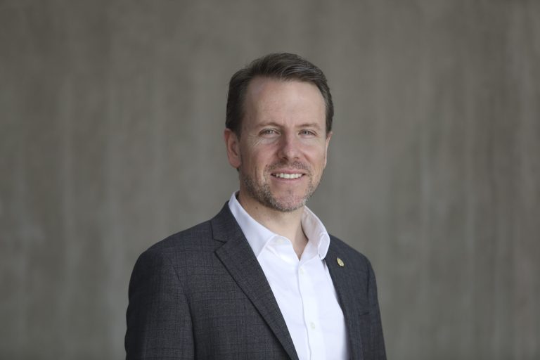Profesor Michael Leatherbee conversa de innovación y emprendimiento en programa de Tele13 Radio