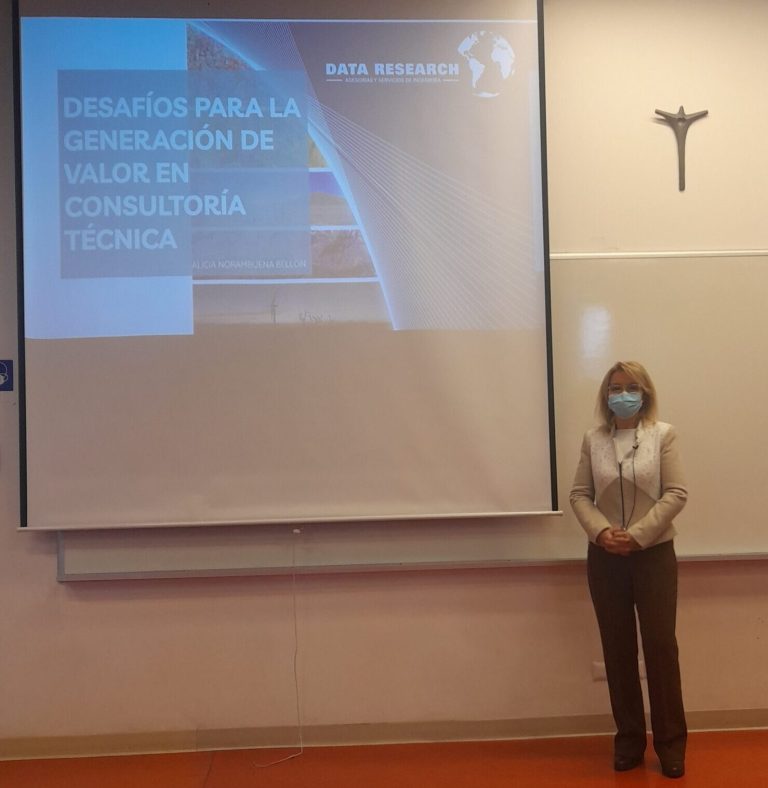 Cátedra de Marketing UC recibe a fundadora de DATA RESEARCH