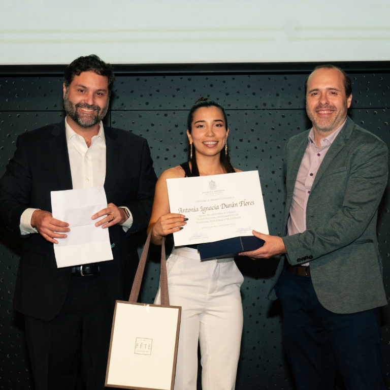 Magíster en Ciencias de la Ingeniería reconoce a Antonia Durán por presentar la mejor tesis del programa