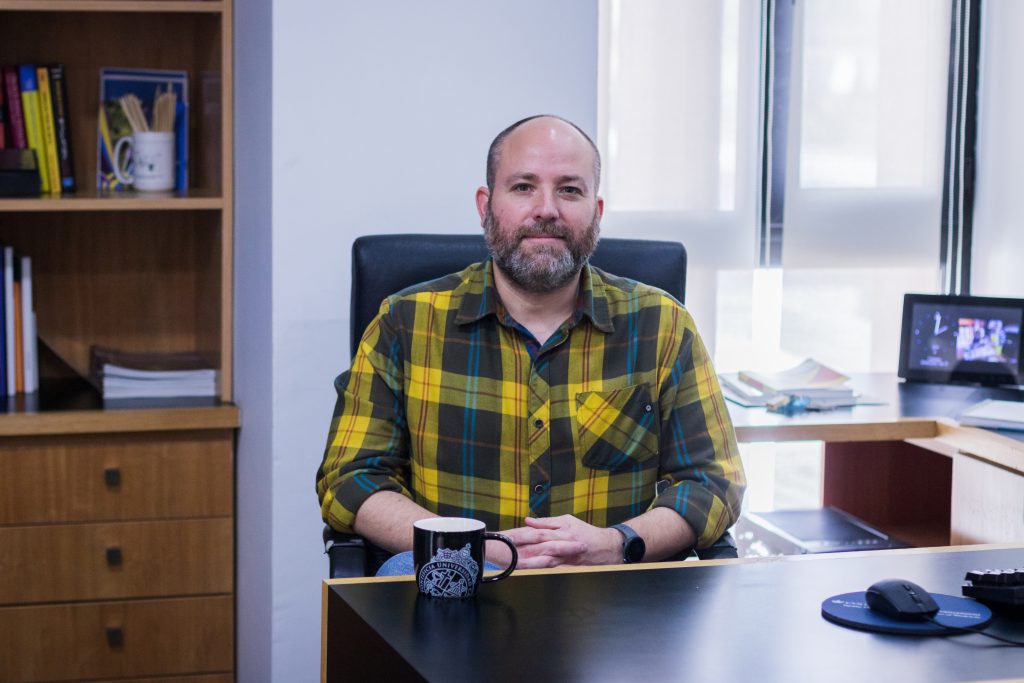 El profesor Rodrigo Carrasco presentó un proyecto que busca mejorar la gestión en las listas de esperas oncológicas de Chile.