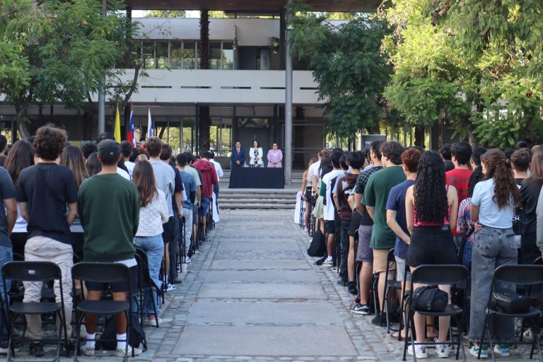 Autoridades de la Escuela de Ingeniería UC le dan la bienvenida a nuevos estudiantes.