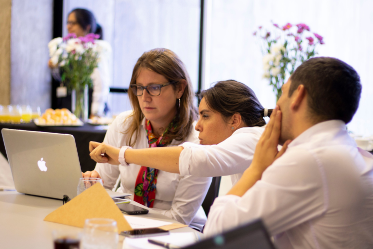Estudiantes de Evaluación de Proyecto, de último año de Ingeniería Industrial y de Sistemas analizando una iniciativa.