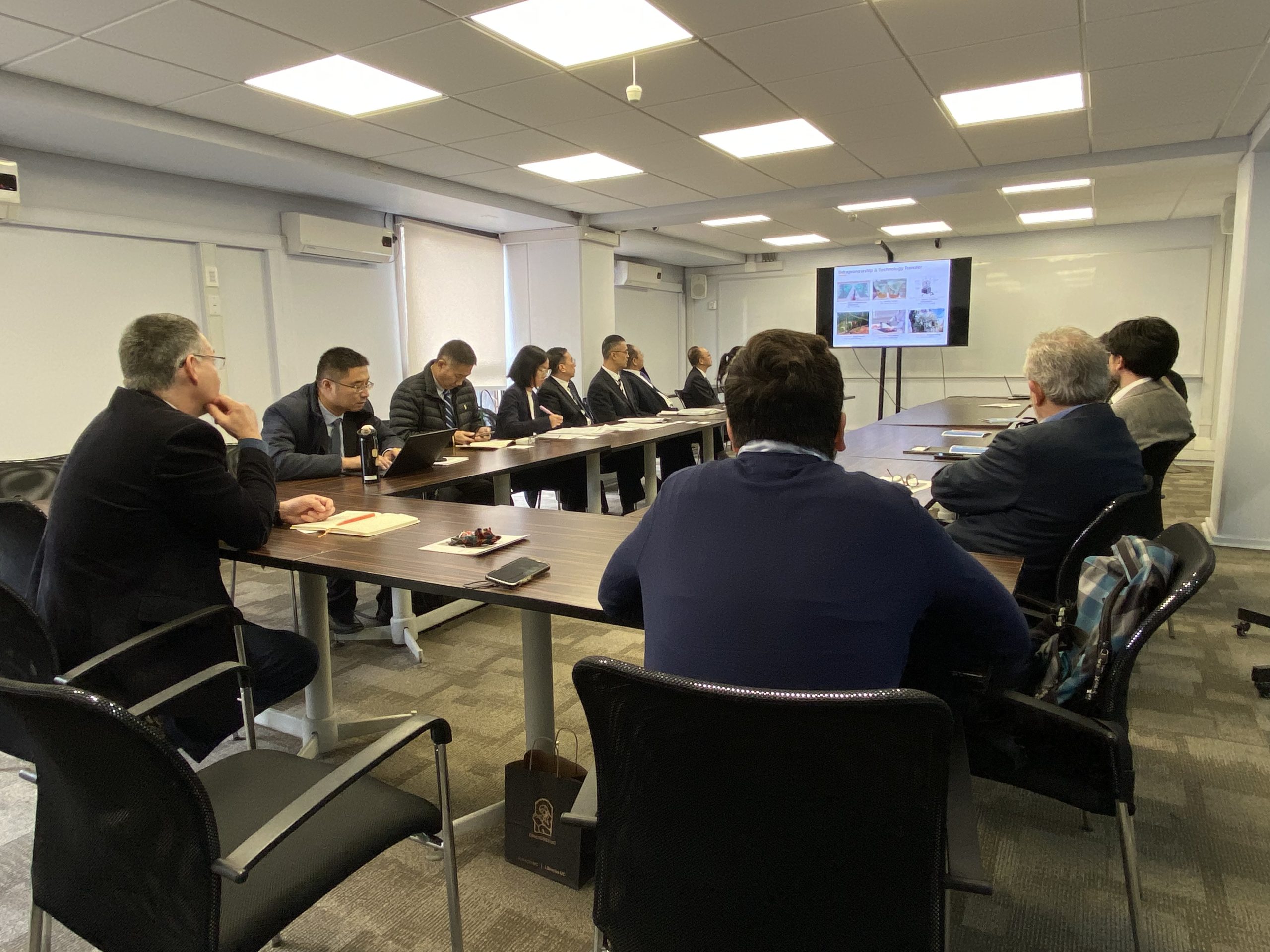 Delegación SWUFE conversa con el DIIS para establecer puntos comunes y proyectar investigaciones conjuntas.