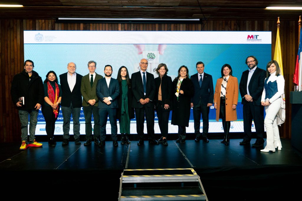 Nicolás Majluf, profesor emérito de la Escuela de Ingeniería UC, junto a panelistas del Seminario Internacional en Sostenibilidad Corporativa.