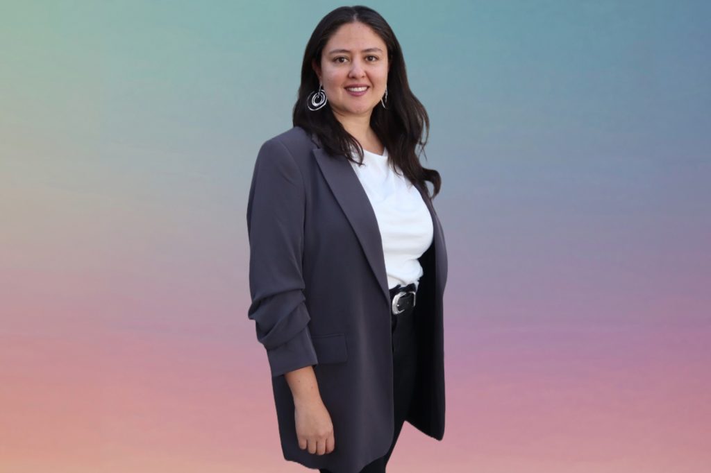 La investigación de la profesora Fernanda Ramírez busca explicar los factores que causan la brecha de género en la elección de áreas STEM en distintas etapas del proceso educativo.