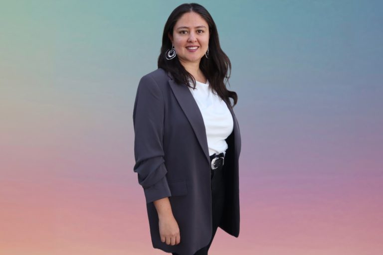 La investigación de la profesora Fernanda Ramírez busca explicar los factores que causan la brecha de género en la elección de áreas STEM en distintas etapas del proceso educativo.