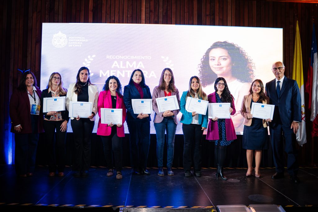Becadas como Alma Mentora en el Seminario Mujer y Liderazgo UC tras ser reconocidas por su liderazgo en las industrias en las que trabajan.