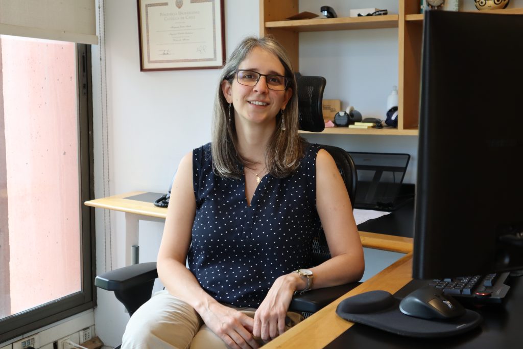 Margarita Castro en su oficina, profundizando sobre su FONDECYT Regular 2026