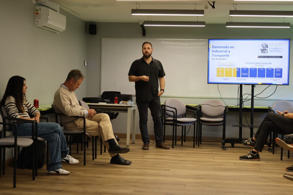 Mathias Klapp dando la bienvenida a estudiantes del doctorado en ciencias de la ingeniería UC