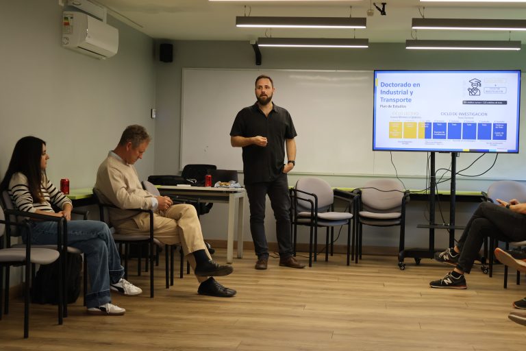Mathias Klapp dando la bienvenida a estudiantes del doctorado en ciencias de la ingeniería UC