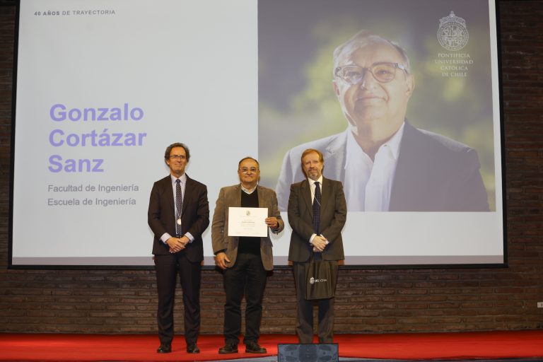 Gonzalo Cortázar es reconocido por sus 40 años de trayectoria académica en la UC