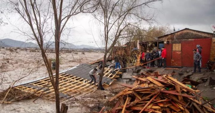 Alondra Chamorro frente a temporal en Chile