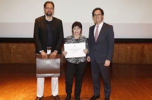 Escuela de Ingeniería Premia a Juanita Aguilera, por 20 Años de Servicio