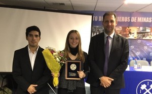 Alumna de Minería recibe premio Federico Scotto.