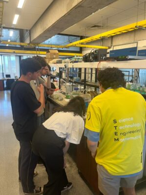 Visita de escolares al Laboratorio de Ingeniería de Materiales de Minería
