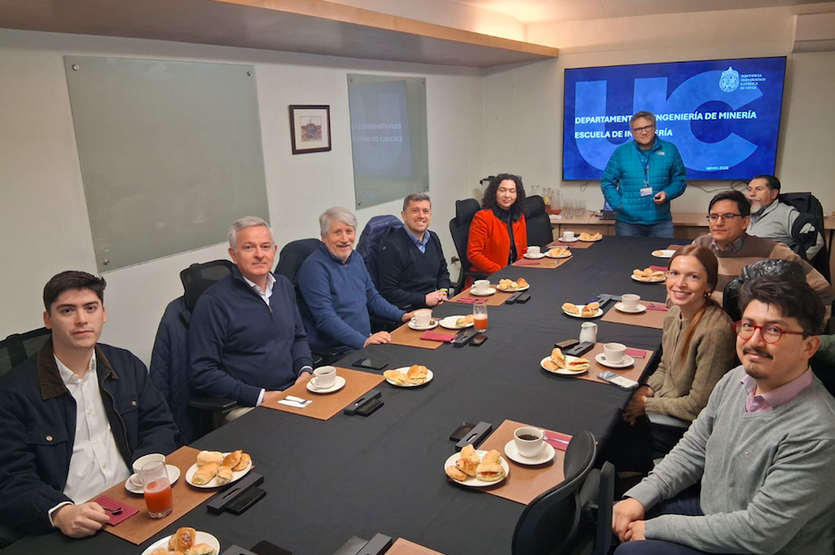 Delegación de Antofagasta Minerals visitó el Departamento de Ingeniería de Minería UC para fortalecer vínculos de colaboración en innovación Delegación de Antofagasta Minerals visitó el Departamento de Ingeniería de Minería UC para fortalecer vínculos de colaboración en innovación