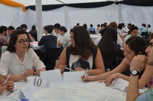 Estudiantes de ingeniería durante las mesas de conversación.
