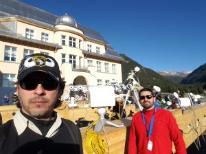 El profesor Escobar y el investigador de Fraunhofer CSET, Alan Pino, junto a los equipos de Ingeniería UC que participaron en el evento internacional de calibración.