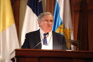 Profesor Bonifacio Fernández habla en discurso inaugural del congreso.