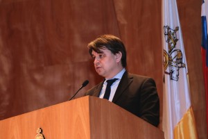 Víctor Mercado, alumno del Magíster en Innovación, dando el discurso en representación de los graduados.