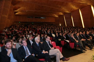 La ceremonia se realizó en el auditorio Luksic en presencia de autoridades UC, profesores, y familiares de los graduados.