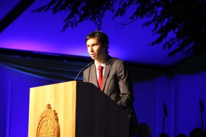 El titulado Gonzalo Oyanedel en representación de sus compañeros dando el discurso de clausura.