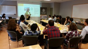 Jóvenes participantes en charla informativa.