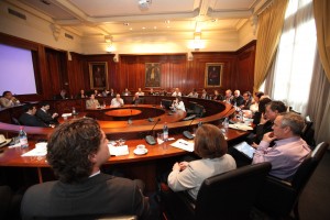 En el Salón de Honor de la Casa Central de la UC se realizó una solemne reunión con las principales autoridades y directores del proyecto The Clover.