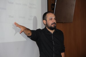 Carlos Castillo, investigador que dictó la charla.