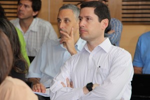 Profesor Claudio Gelmi, director de Educación en Ingeniería, escuchando a 