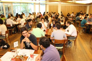 Mentores junto a los estudiantes del programa Talento e Inclusión compartiendo en almuerzo en el Faculty Club del Complejo Andrónico Luksic Abaroa.