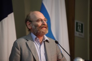 Miguel Nussbaum, profesor de la Escuela de Ingeniería UC y coautor de la obra durante la ceremonia.