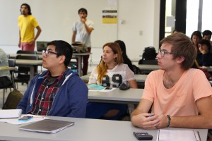 Alumnos de diversas carreras, escuchando clase del gerente de Emprendimiento de Corfo.