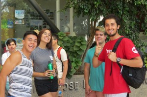 Alumnos tutores y novatos en el patio de Ingeniería UC.