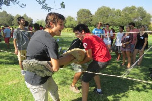 Novatos y tutores en actividades recreativas en  el área de Deportes UC.