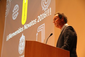 Decano Juan Carlos de la Llera, dando discurso inicial de la ceremonia.