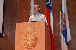 Mauricio López dictando charla introductoria del primer año en universitario la Escuela.