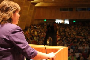 Loreto Segel, invitada de honor, frente a los más de 700 alumnos novatos.