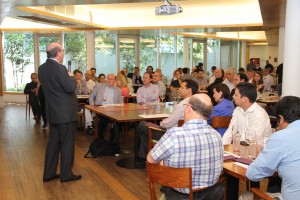 Roberto Méndez explicando los resultados de la Encuesta Bicentenario UC-Gfk Adimark.