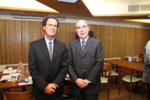 Juan Carlos de la Llera, decano de la Facultad de Ingeniería UC junto a Roberto Méndez.