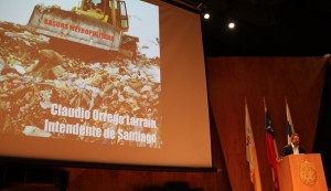 Intendente Claudio Orrego explicando panorama actual de la basura en Chile.