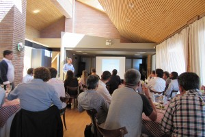Pablo Irarrázaval, director del IIBM, explicando a los profesores las actividades de la jornada.