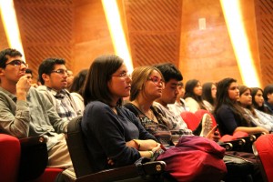 Alumnos escuchando los discursos en la ceremonia.