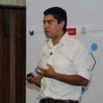 Francisco Palma, contando su experiencia en competencia de emprendimiento en MIT con Poly Natural.